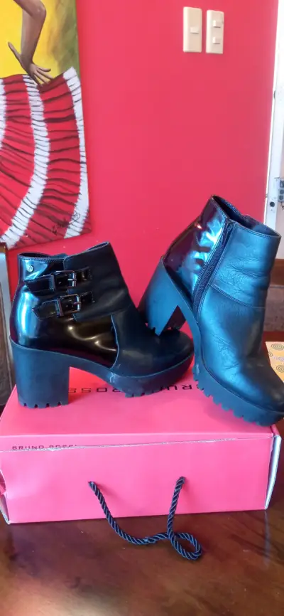 Botines negro con hebillas marca Anphora - miniatura 1