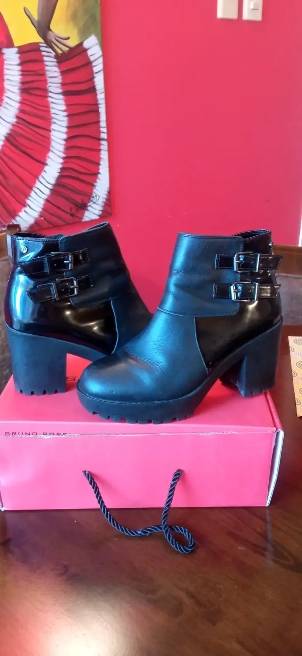 Botines negro con hebillas marca Anphora - 2