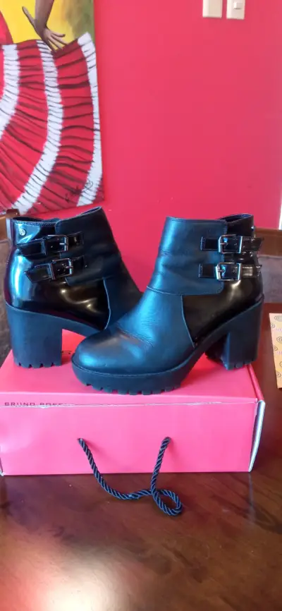 Botines negro con hebillas marca Anphora - miniatura 2