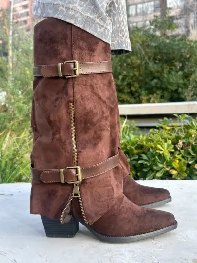 Botas de gamuza marrón con hebillas - miniatura 1