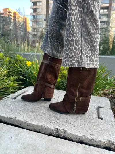 Botas de gamuza marrón con hebillas - miniatura 3