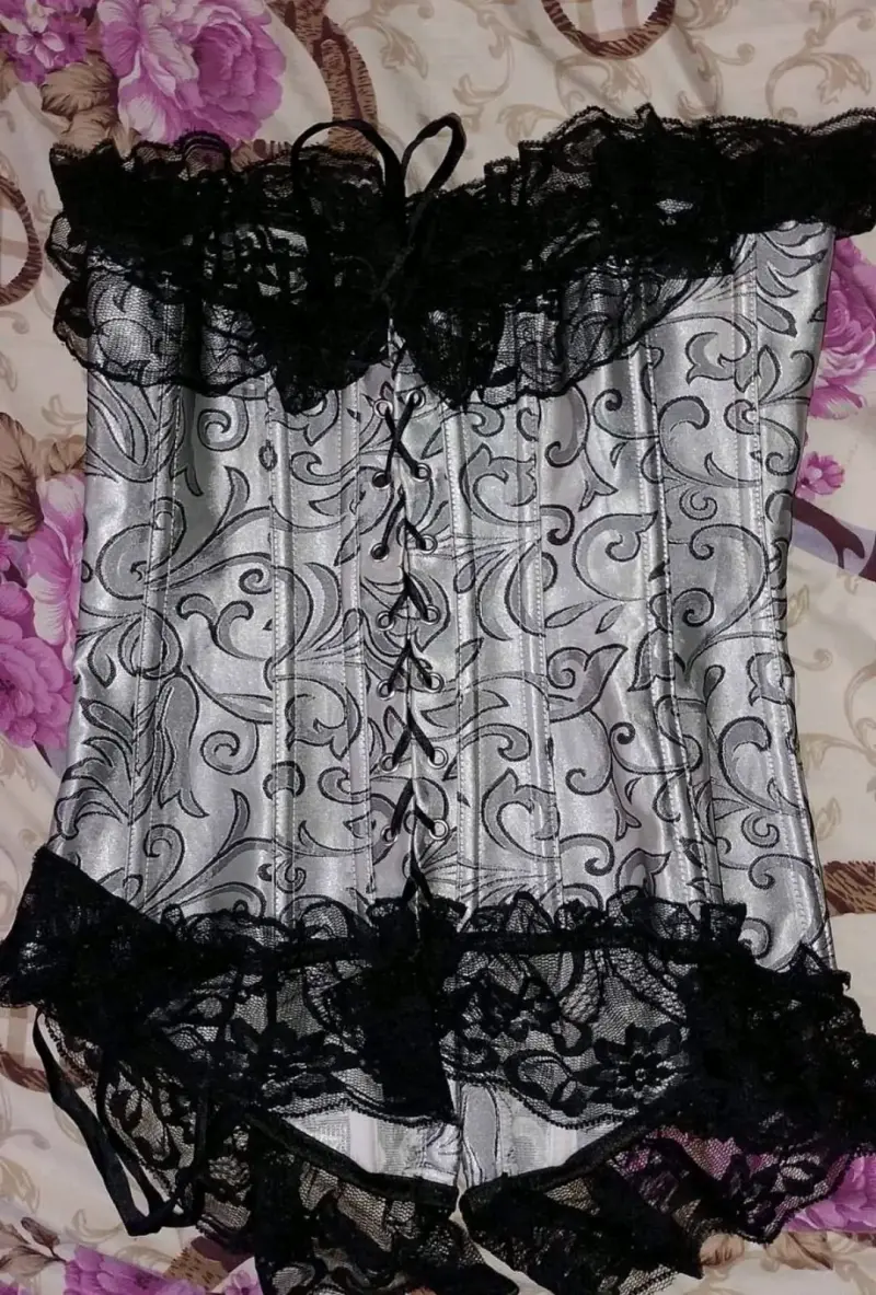 Corset plateado con encaje negro elegante - 2