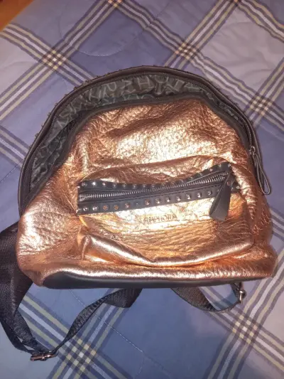 Mochila metálica bronce con tachas - miniatura 1