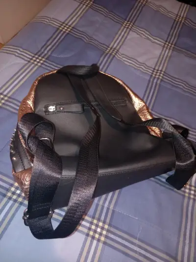 Mochila metálica bronce con tachas - miniatura 2