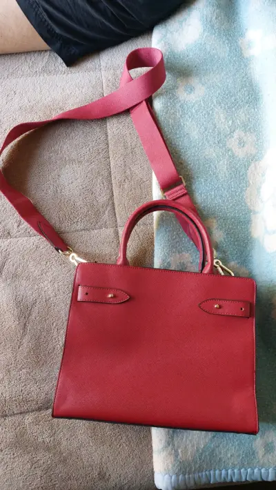 Cartera de mano roja - miniatura 3