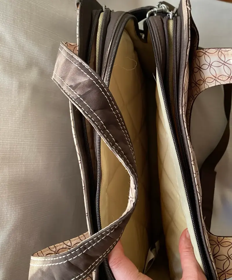 Bolso de mano Kensington marrón con diseño interior - 3