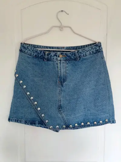 Falda short de mezclilla con tachas decorativas - miniatura 1
