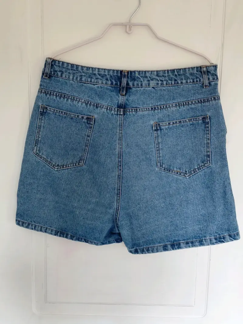Falda short de mezclilla con tachas decorativas - 2