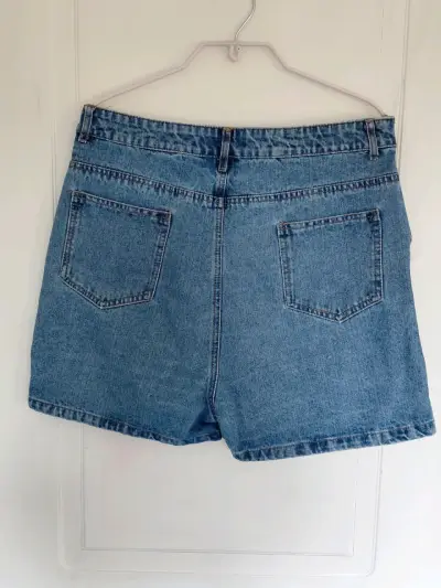 Falda short de mezclilla con tachas decorativas - miniatura 2