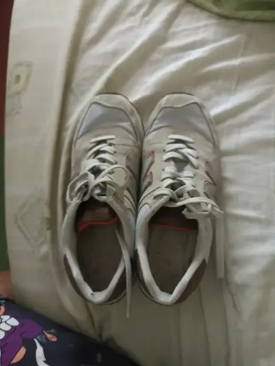 Zapatillas deportivas blancas usadas - miniatura 1