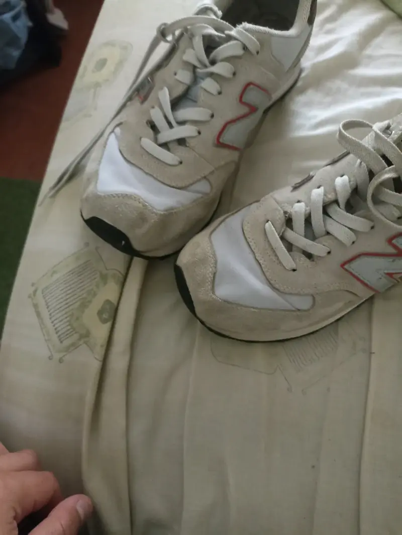 Zapatillas deportivas blancas usadas - 2