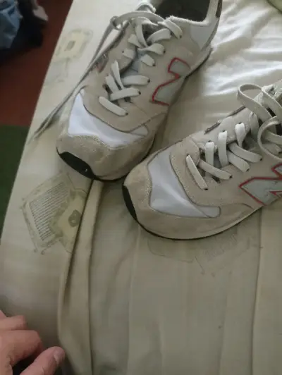 Zapatillas deportivas blancas usadas - miniatura 2