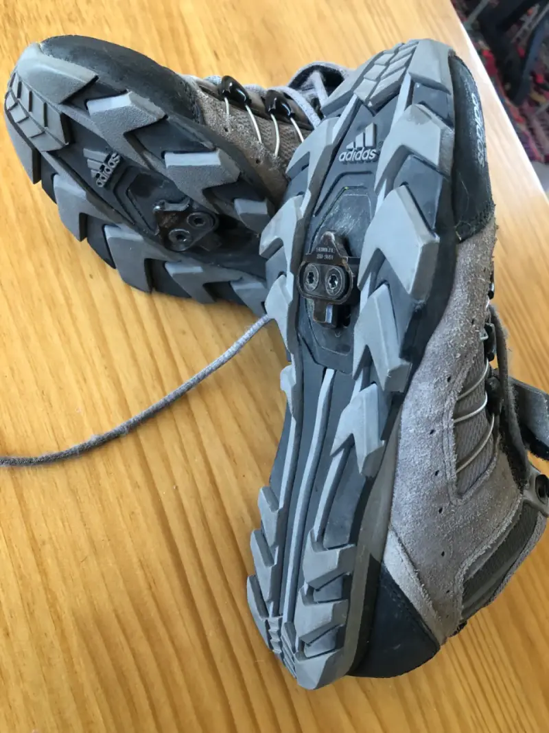 Botas de spinning Adidas grises para hombre - 4