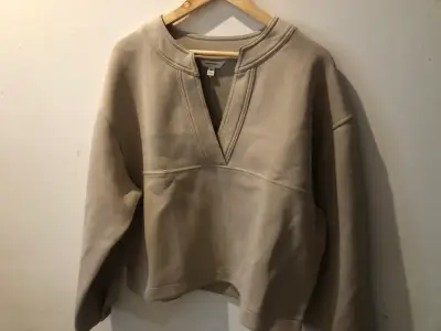 Polerón beige con cuello en V banana Republic - miniatura 1