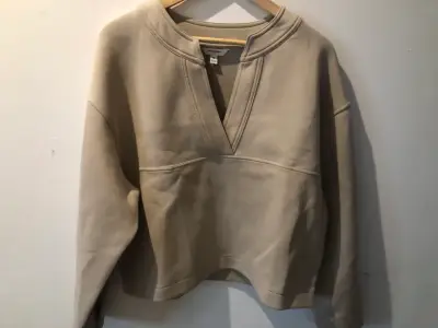 Polerón beige con cuello en V banana Republic - miniatura 3