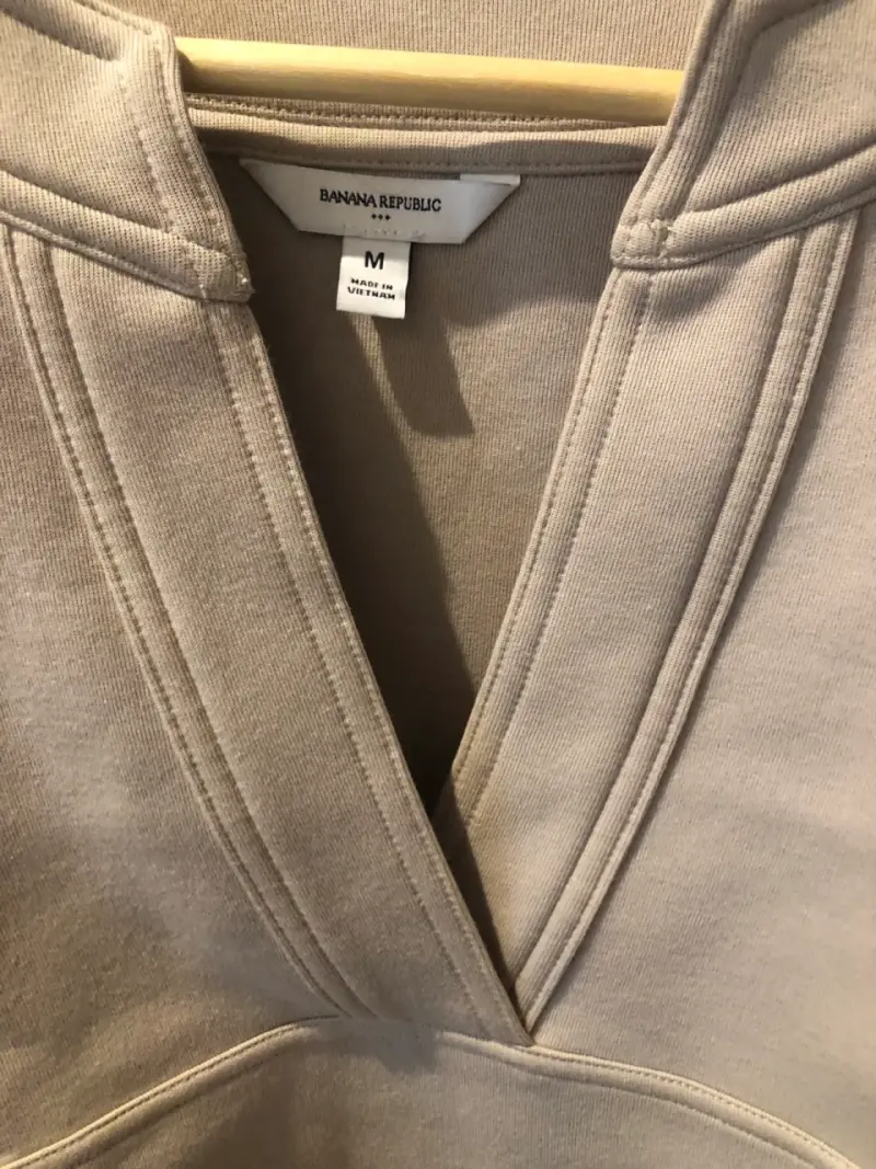 Polerón beige con cuello en V banana Republic - 4