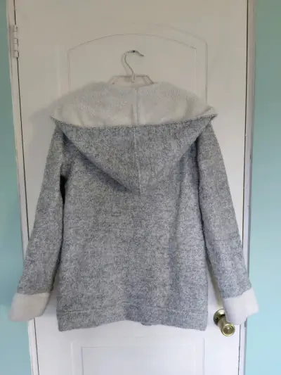 Chaqueta de lana gris con capucha - miniatura 3