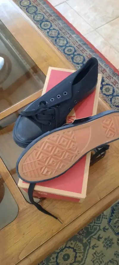 Zapatillas negras de lona estilo casual - miniatura 1