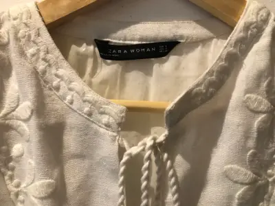 Vestido blanco bordado bohemio - miniatura 2