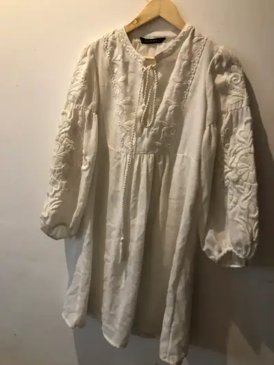 Vestido blanco bordado bohemio - miniatura 3