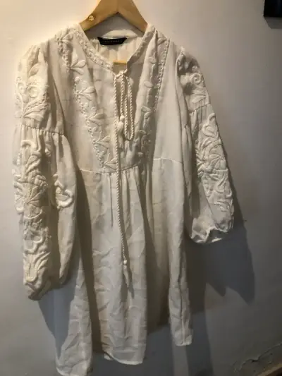 Vestido blanco bordado bohemio - miniatura 4