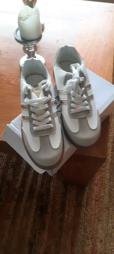 Zapatillas deportivas blancas con detalles grises - miniatura 1