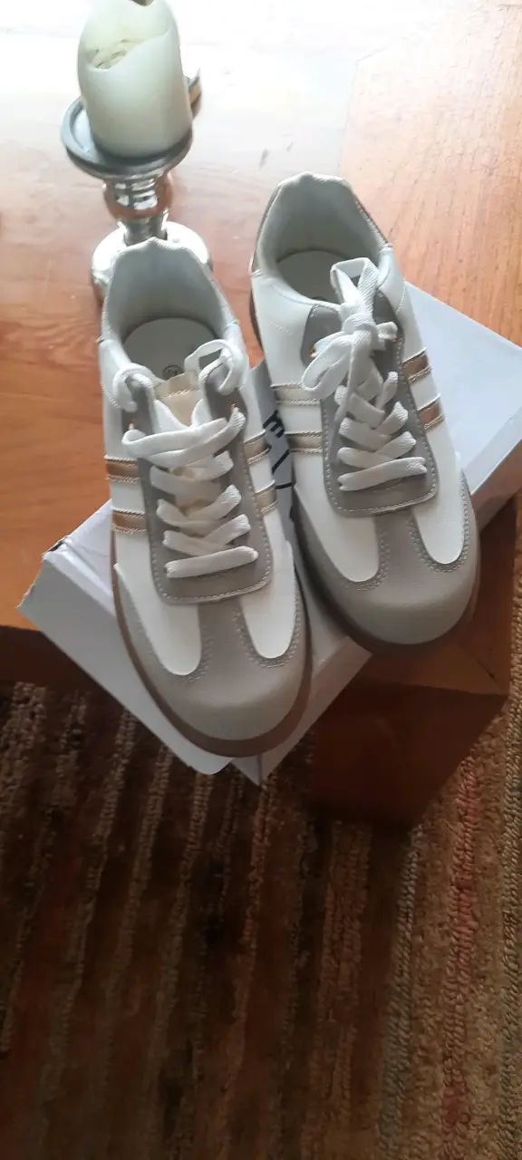 Zapatillas deportivas blancas con detalles grises - 2