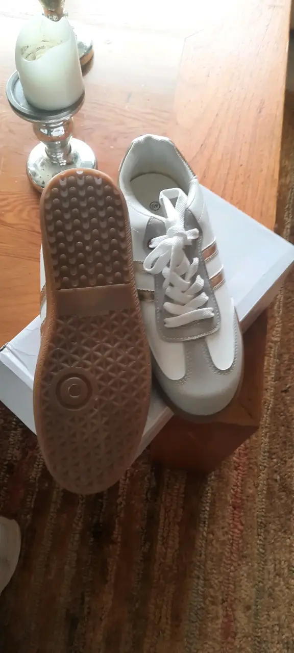 Zapatillas deportivas blancas con detalles grises - 3
