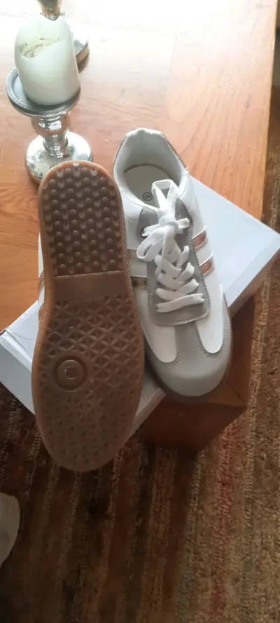 Zapatillas deportivas blancas con detalles grises - miniatura 3
