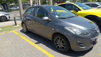 Mazda 2 Hatchback 2015 en buen estado - miniatura 2