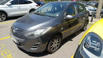 Mazda 2 Hatchback 2015 en buen estado - miniatura 3