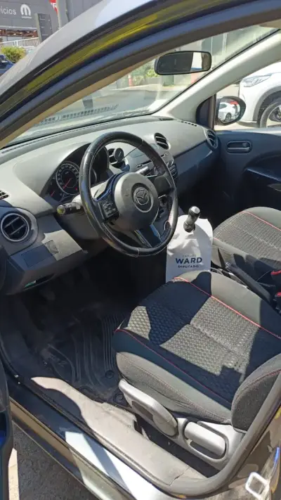 Mazda 2 Hatchback 2015 en buen estado - miniatura 5
