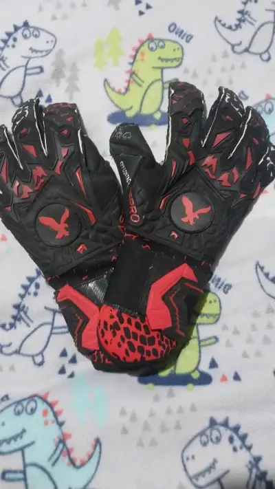 Guantes de portero negros y rojos - miniatura 1