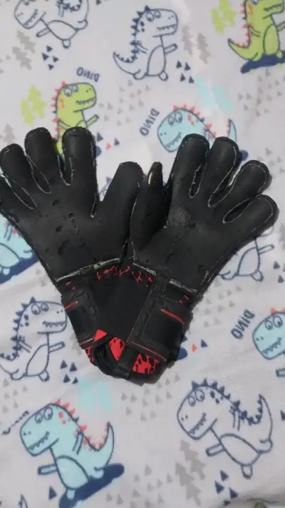 Guantes de portero negros y rojos - miniatura 2