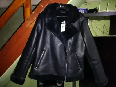 Chaqueta de cuero negra con forro de piel - miniatura 1