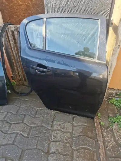 Puerta de auto negra CORSA ENJOY HB 1.4  en buen e - miniatura 3