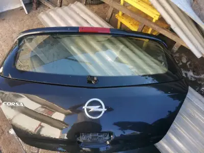 Puerta de auto negra CORSA ENJOY HB 1.4  en buen e - miniatura 4