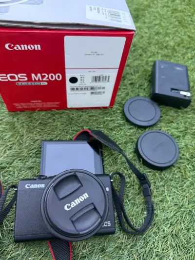 Cámara Canon EOS M200 con accesorios - miniatura 1