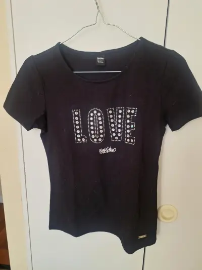 Polera negra con diseño 'LOVE' Moschino - miniatura 1