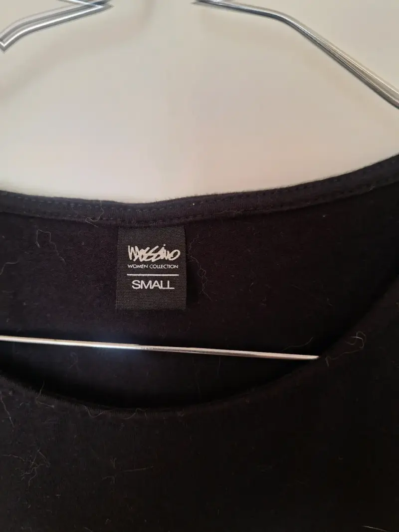 Polera negra con diseño 'LOVE' Moschino - 3