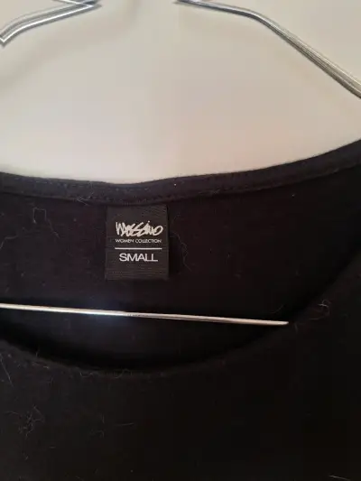 Polera negra con diseño 'LOVE' Moschino - miniatura 3