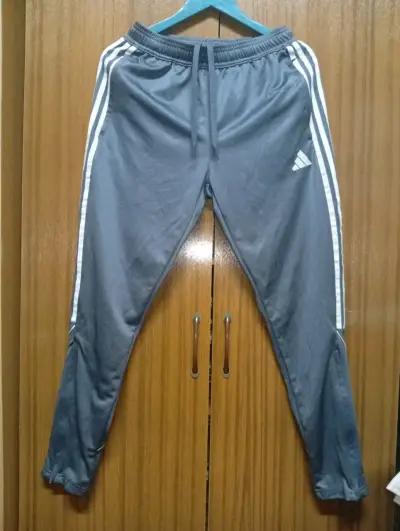 Pantalones deportivos Adidas grises con franjas - miniatura 1