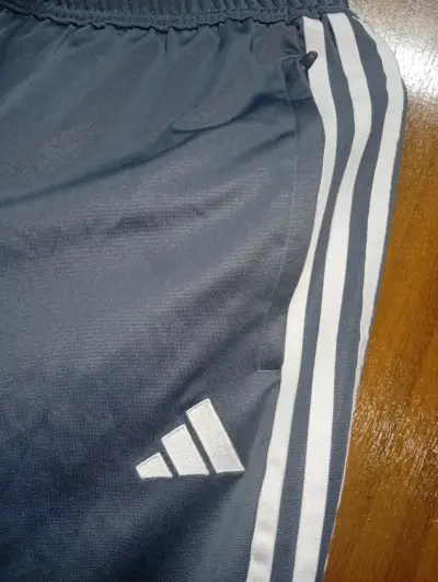 Pantalones deportivos Adidas grises con franjas - miniatura 3