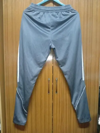Pantalones deportivos Adidas grises con franjas - miniatura 4