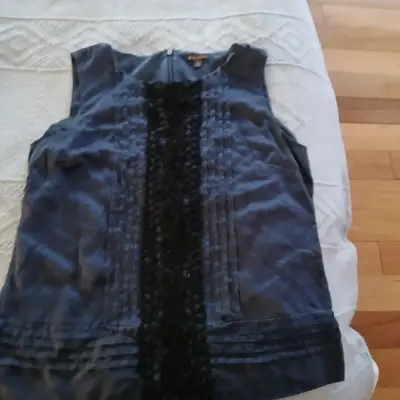 Blusa sin mangas azul con detalles plisados - miniatura 1