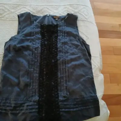 Blusa sin mangas azul con detalles plisados - miniatura 2