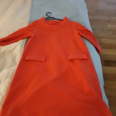 Vestido naranja de manga larga elegante - miniatura 1