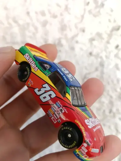 Auto de juguete Skittles NASCAR - miniatura 1