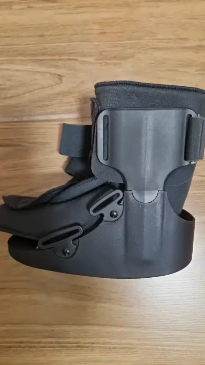 Bota ortopédica ajustable negra - miniatura 1