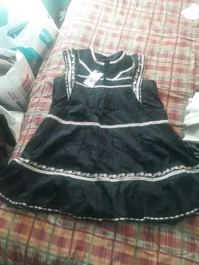 Vestido negro con bordado blanco - miniatura 1
